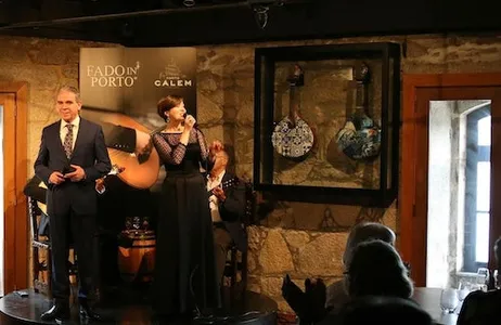 Oporto Ticket Grutas de Cálem: Visita guiada com show de fado e vinho