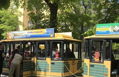 Vienna Tour Viena: Transferência de ônibus de sentido único do Palácio de Schönbrunn e Zoológico de Schönbrunn