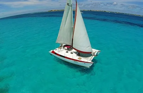 Cancún Ticket Isla Mujeres: Snorkel &amp; Beach Club Catamaran Tour saindo de Cancun