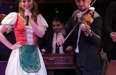 Budapest Ticket Cruzeiro noturno em Budapeste com vinho e show folclórico