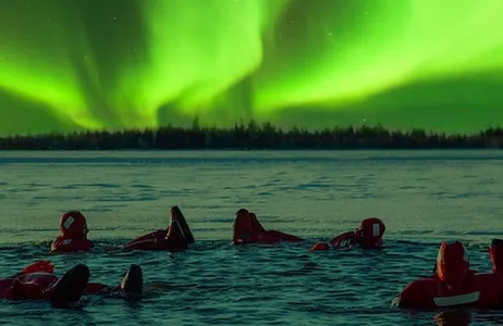 Rovaniemi Ticket Finlândia: Vista do Lago das Luzes do Norte com Fato Flutuante