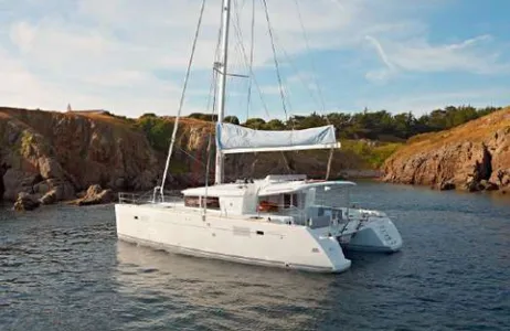 Thera Tour Paseo en velero alrededor del volcán en Santorini