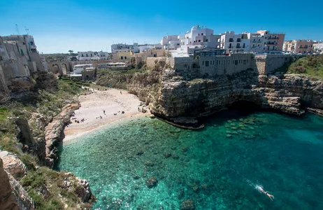 Bari Tour Polignano e o macaco do mar Calessino
