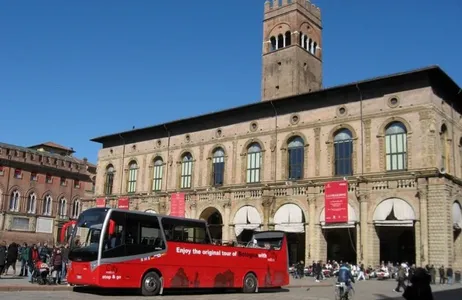 Bologna Tour Autobús urbano rojo y degustación de comida típica 