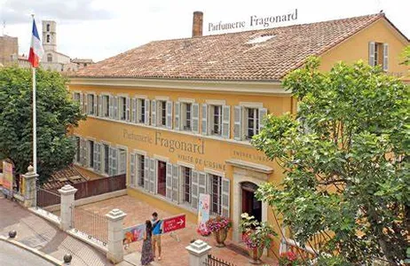 Paris Tour El glamour de París: perfume, almuerzo, música y un crucero