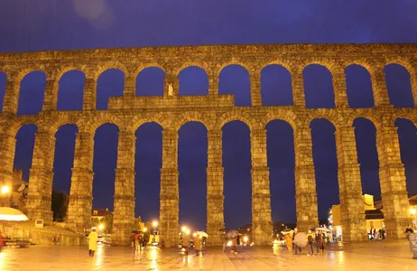 Madri Tour Combo regular: Transfer IN + OUT + Tour Avila e Segovia (02 monumentos) 