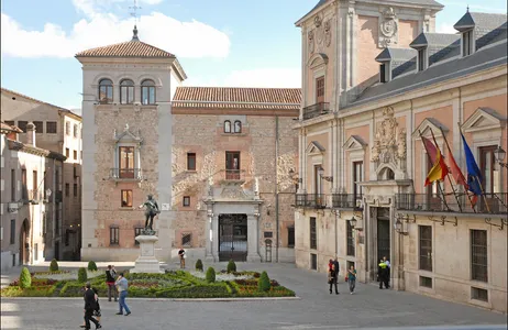 Madri Tour Private Combo: Transfer IN or Out (daytime) + Private Walking Tour (03 hours)