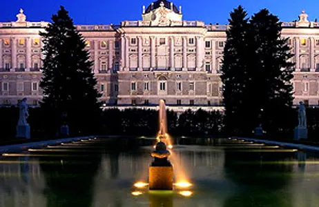 Madri Tour Private Combo: Transfer IN + Out (daytime) + Private tour to the Royal Palace (02 hours)