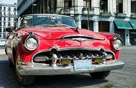 Havana Tour Walking Tour de duas horas em Havana + 1 Hora de tour em carro clássico + Museu do Rum com almoço 