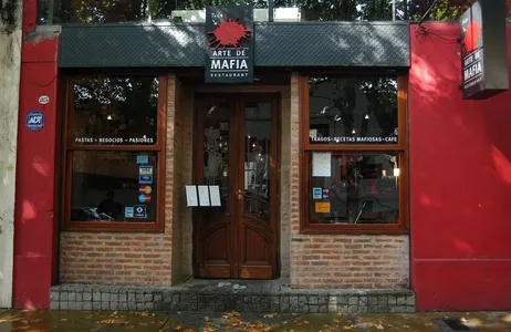 Buenos Aires Tour Cena en Arte de Mafia, un restaurante de temática mafiosa en Palermo