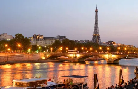 Paris Tour Visita da Torre Eiffel com guia de audio sem fila de espera e Cruzeiro no Sena