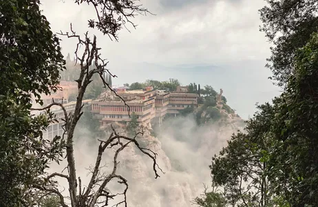 Barcelona Tour Montserrat por la tarde con tren cremallera y acceso sin colas a Moreneta