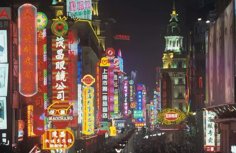 Shanghai Tour Luces nocturnas de la ciudad y crucero por el río Huangpu para 3 personas