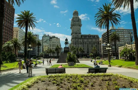Montevideo Tour Pack transfer in/out + city tour Montevideo + Passeio de dia completo a Colonia