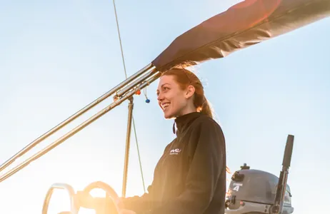 Barcelona Tour Paseo en velero de lujo al atardecer en Barcelona