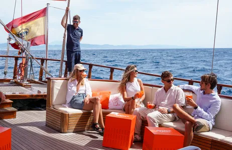 Barcelona Tour Paseo en velero al atardecer en Barcelona: Música en directo con Aperol