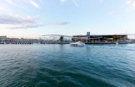 Barcelona Tour Paseo en catamarán en Barcelona para relajarse