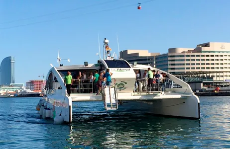 Barcelona Tour Catamarán al atardecer con música en directo en Barcelona