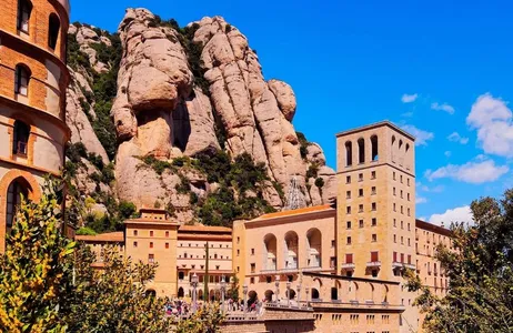 Barcelona Tour Montserrat por la mañana con tren cremallera y acceso preferente a Virgen Moreneta