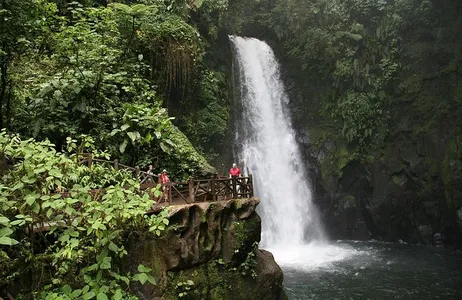 San José Tour Jardins da Cachoeira La Paz saindo de San José
