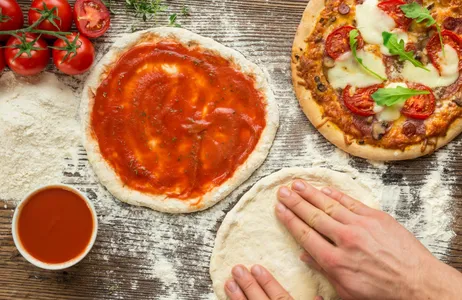 Lucca Tour Clase de pizza y tiramisú para grupos pequeños en casa de un local con almuerzo en Lucca
