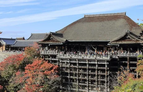 Kyoto Tour Tour de medio día en autobús a los tres templos más famosos de Kioto: Kinkaku-ji, Ginkaku-ji y Kiyomizu-dera.