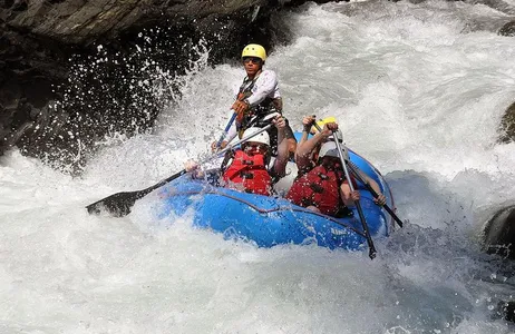 Quepos Tour Rafting em águas brancas no Rio Naranjo | Classe III de Manuel Antonio