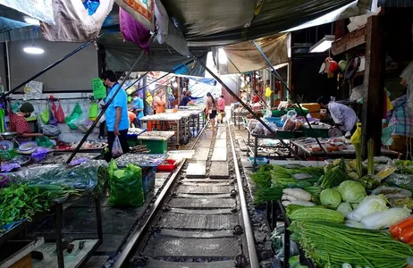 Bangkok Ticket Conheça os moradores tailandeses e faça um passeio pelo Mercado Ferroviário de Maeklong com almoço