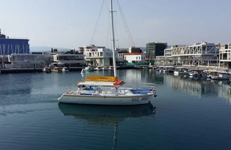 Limassol Tour Cruzeiro de catamarã familiar de dia inteiro saindo de Limassol com almoço