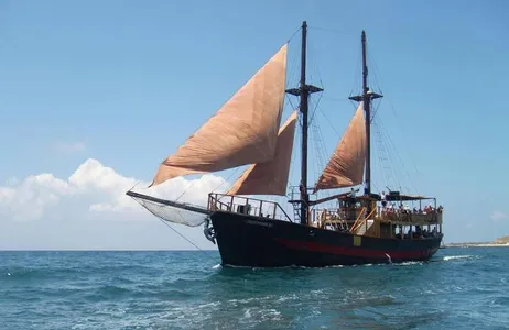 Paphos Tour Cruzeiro de barco Jolly Roger saindo de Pafos