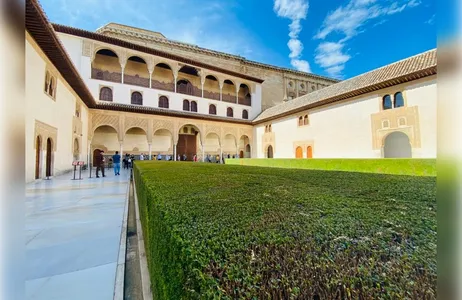 Málaga Tour Guided tour of Alhambra de Málaga including gardens Generalife and Alcazaba