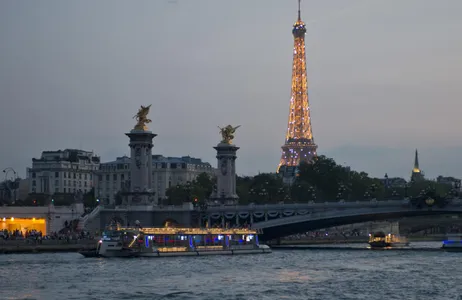 Paris Ticket Visita à iluminação e à Torre Eiffel terceiro andar