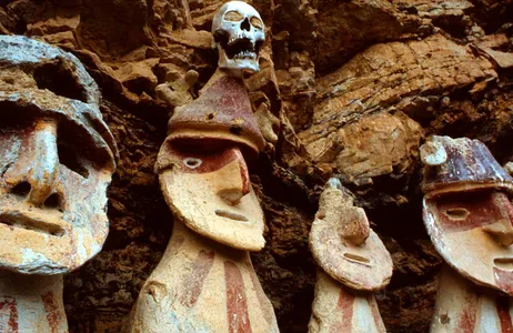 Chachapoyas Tour Expedición a los sarcófagos de Karajía y las cuevas de Quiocta