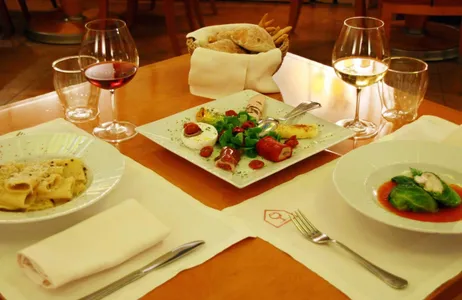 Roma Tour Luxury gourmet dinner with wine pairings and a gastronomic guide
