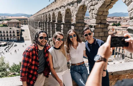 Madri Tour Visita guiada a Segóvia, Alcazar e caminhadas com trem de alta velocidade saindo de Madri