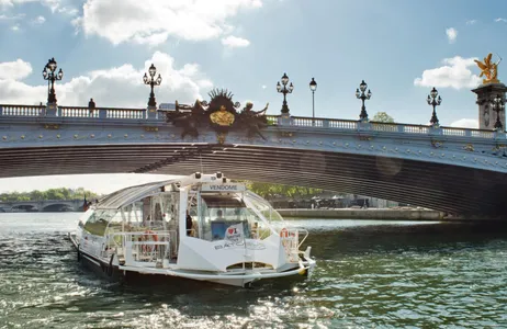 Paris Tour Cruzeiro turístico Batobus Hop-on Hop-off com guia de áudio
