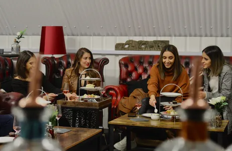 Warwick Tour Té de la tarde con ginebra Warwick y té