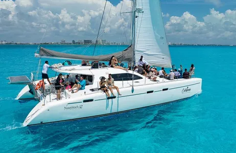 Cancún Tour Cancun Catamaran: Sail to Isla Mujeres, Buffet and Drinks