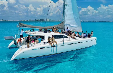 Cancún Tour Catamaran from Cancun to Isla Mujeres + Snorkeling, Open Bar and Lunch