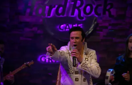Gramado Tour Hard Rock Café Gramado: Noche de Rockstar con un regalo especial y un plato principal del menú