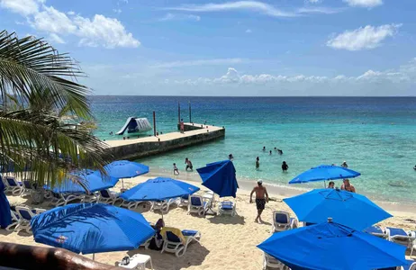 Cancún Tour Exclusive beach club in Cozumel with open bar and lunch