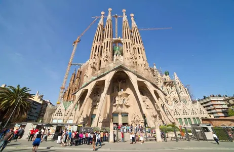Barcelona Tour Guided Tour of Sagrada Familia with Towers - Quick Access