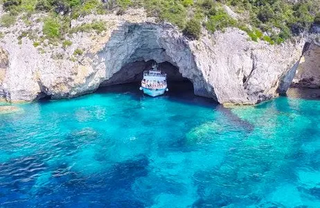 Corfu Ticket Paxos e Antipaxos Blue Caves Cruise (Lakka Village) saindo do porto de Corfu