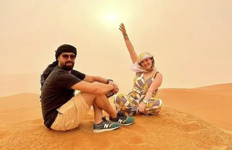 Dubai Ticket Safari Clássico no Deserto: Traslado de Ônibus, Sandboard, Dune Bashing e Jantar com Churrasco