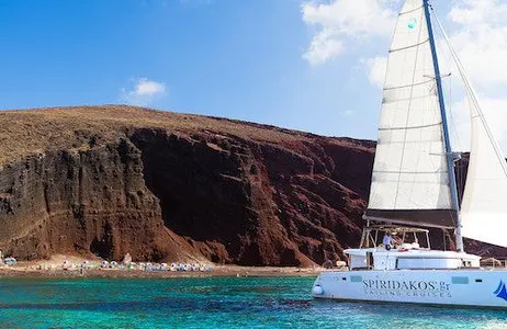 Firá Ticket Vela em Santorini: Cruzeiro de catamarã compartilhado com refeições e bebidas