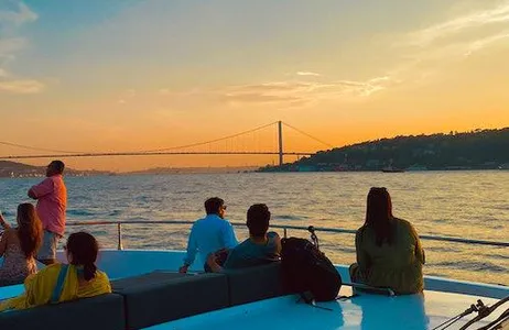 Istanbul Ticket Istambul: Cruzeiro ao pôr do sol de 2,5 horas no Bósforo + Guia turístico ao vivo em iate de luxo