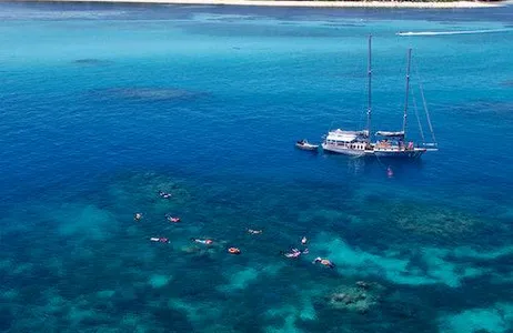 Cairns Ticket Caminhe, navegue e mergulhe com snorkel: excursão à Grande Barreira de Corais e à Ilha Verde