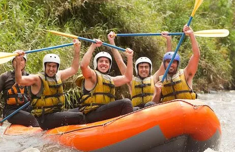 Ubud Ticket Rafting em corredeiras com balanço na selva e almoço