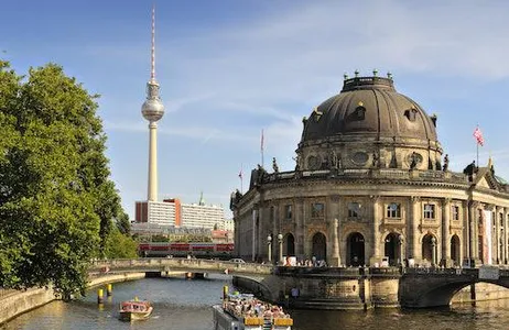 Berlin Ticket Destaques e sustentabilidade de Berlim: tour guiado por E-Boat e E-Bike