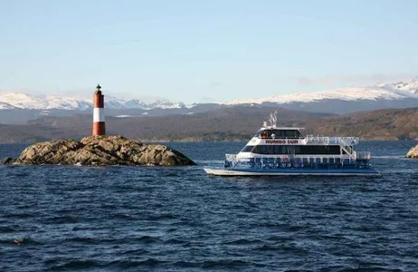 Ushuaia Tour Pingüinera Marítima saliendo de Ushuaia